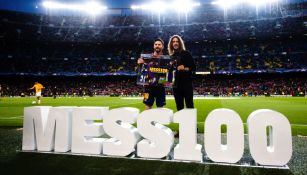 Messi y Puyol posan durante el homenaje en el Camp Nou