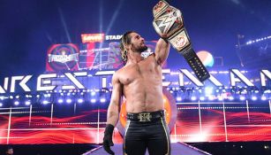 Seth Rollins levanta el título WWE Mundial Pesado