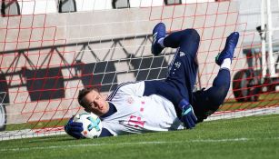 Manuel Neuer ataja un balón en el enrtnamiento