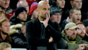 Guardiola ve con frustración el partido contra el Liverpool 