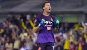 Agustín Marchesín festeja un gol con América