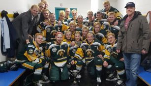 Jugadores del Humboldt Broncos celebran una victoria 