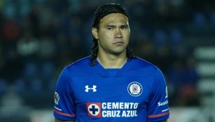 Carlos Peña espera el incio del encuentro frente a Necaxa 