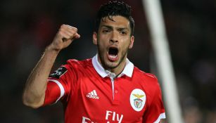 Jiménez celebra gol con Benfica