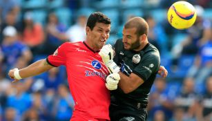 Lucero Álvarez y Maza Rodríguez chocan durante el duelo en el Azul