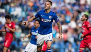 Édgar Méndez celebra su gol con Cruz Azul