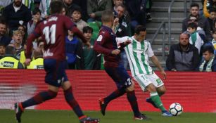 Andrés Guardado saca un centro en el juego contra el Eibar