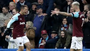 Chicharito festeja con Marko Arnautovic su gol contra el Chelsea