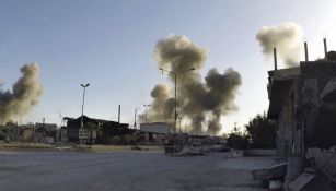 Columna de humo después de un ataque aérea en Damasco, Siria