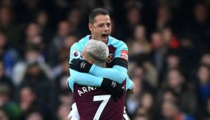 Chicharito festeja con Arnautovic su gol 