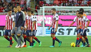 Jugadores de Chivas se lamenta tras la derrota vs Tiburones