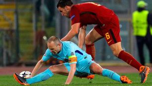 Iniesta disputa el balón en el partido contra Roma