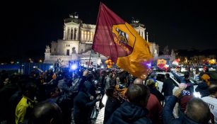 Aficionados celebran el triunfo en la Plaza Venecia 