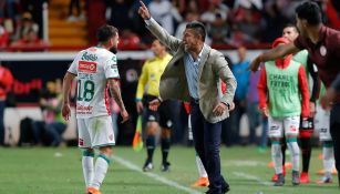 Nacho Ambriz da instrucciones durante un juego con Necaxa