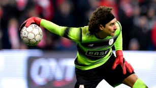 Memo Ochoa, durante un juego con el Standard de Lieja