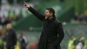 Diego Simeone lanza un grito a sus jugadores en el duelo vs el Sporting