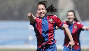 Charlyn Corral corre para festejar un gol con el Levante 