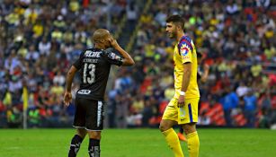 Guido Rodríguez frente a Carlos Sánchez en el Estadio Azteca