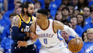 Russell Westbrook cubre el balón ante la marca de Ricky Rubio