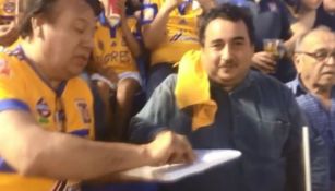 Aficionado de Tigres narra juego a su amigo invidente