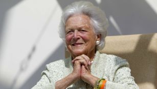 Barbara Bush se muestra sonriente para la cámara