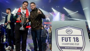 MSDossary, sosteniendo el trofeo de campeón de la FUT Champions Cup Manchester