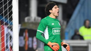 Ochoa da indicaciones en un partido del Standard 