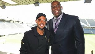 Vela y Magic Johnson posan durante la inauguración del Banc Stadium