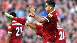 Firmino festeja durante partido del Liverpool 