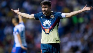 Oribe Peralta reclama una falta en el juego contra Puebla