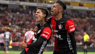 Edyairth Ortega festeja con Ulises Cardona tras abrir el marcador contra Chivas