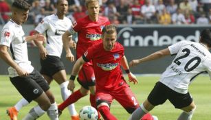 Peter Pekarik retiene el balón durante el partido