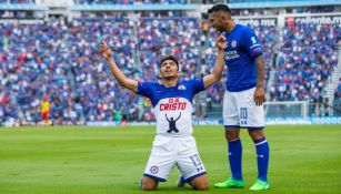 Mena festeja su gol contra Morelia en la cancha del Estadio Azul