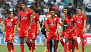 Jugadores de Lobos BUAP cabizbajos en el juego vs Rayados