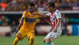 Ismael Sosa lucha por el balón en el duelo contra Necaxa