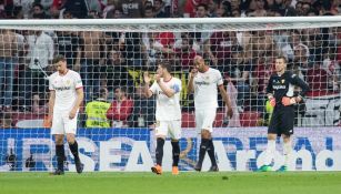 Jugadores del Sevilla tras recibir el segundo gol 