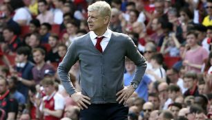 Arsene Wenger observa el duelo entre Arseal y West Ham