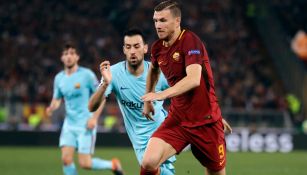 Dzeko disputa un balón contra el Barça en Champions 