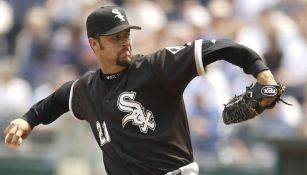  Esteban Loaiza se prepara para lanzar