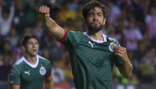 Pizarro celebra un gol con chivas en el Clausura 2018