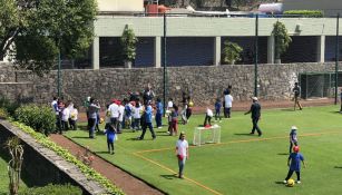 Niños conviven con jugadores del Cruz Azul 