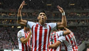 Alan Pulido festeja su gol contra Toronto FC