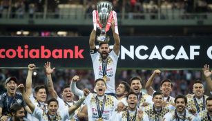 Jugadores de Chivas levantan el título de la Concachampions