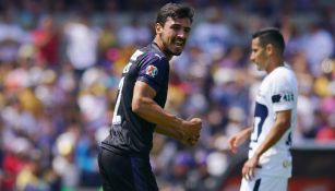 Alanís celebra un gol en un partido de Chivas