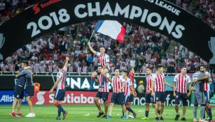 Festejos de los jugadores de Chivas por el título de la Concachampions
