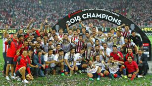 Chivas festeja tras conornarse en la Final de la Concachampions