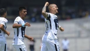 Nicolás Castillo celebra un gol con Pumas en CU