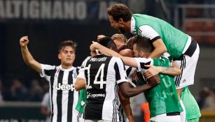 Jugadores de la Juventus celebran el gol del triunfo frente al Inter