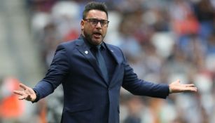 Antonio Mohamed en un partido de Rayados 