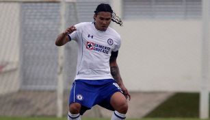 Carlos Peña disputa un juego con la Sub 20 de Cruz Azul